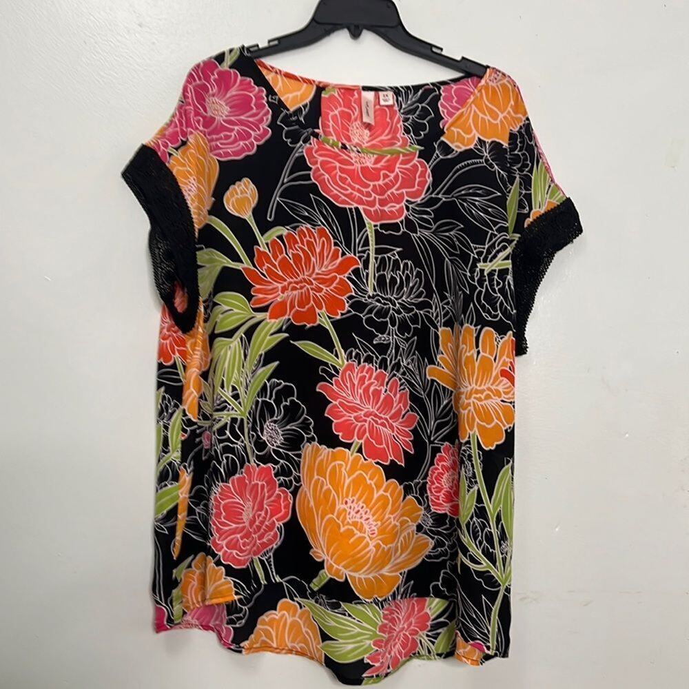 TACERA FLORAL SHORT SLEEVE BLOUSE SIZE 2X